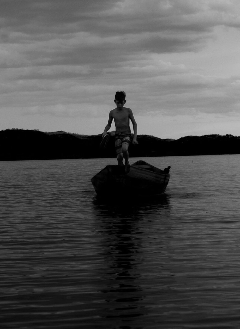 Menino em um barco, registro da série Retratos.